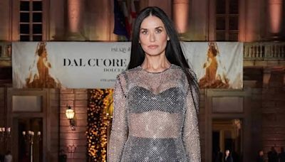 Demi Moore in abito di cristalli: brilla all’inaugurazione della mostra dedicata a Dolce&Gabbana