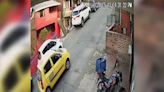 Video: Motociclista cae entre varias casas por culpa de hueco en Colombia | Teletica