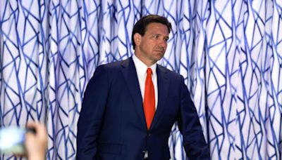 Florida: Ron DeSantis es acusado de despedir a un empleado estatal por exponer su plan más polémico