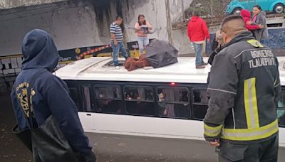 Encharcamientos por fuertes lluvias en Edomex; rescatan a pasajeros de camión 'atascado'