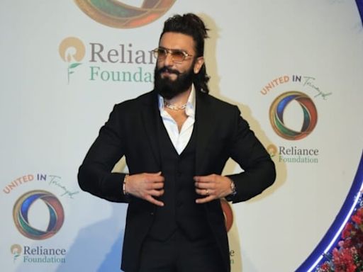 ‘Baap Bann Gaya’: Ranveer Singh Excitedly Greets Paparazzi At Reliance Event