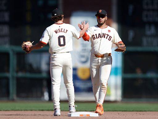 SF Giants’ middle infield banged up as Ahmed suffers setback, Estrada sits again