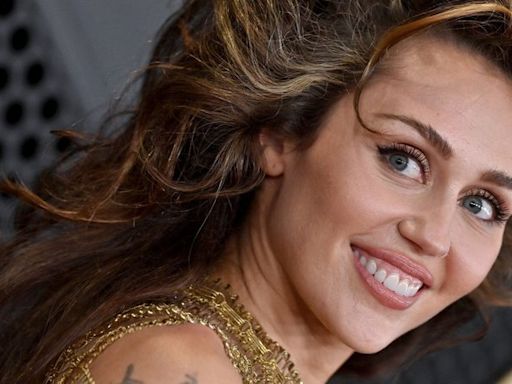 Miley Cyrus faz releitura de 'Psycho Killer' em tributo ao Talking Heads; ouça