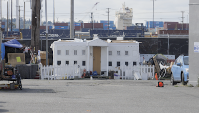 Homeless man erects White House encampment in Seattle