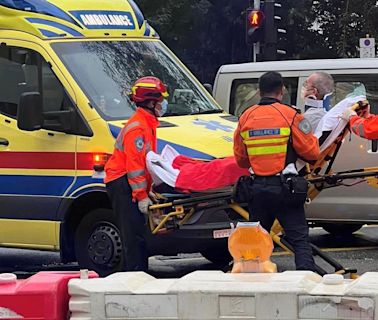 屯門私家車遭輕貨車欄腰撞 司機一度被困 | am730