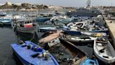 Un cementerio de pateras en el puerto de Lampedusa, la huella de una crisis que no cesa