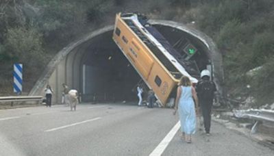 Coach ends up in weird position after crashing into side of tunnel entrance