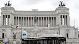 Restauran seis esculturas de la fachada del imponente monumento a Víctor Manuel de Roma