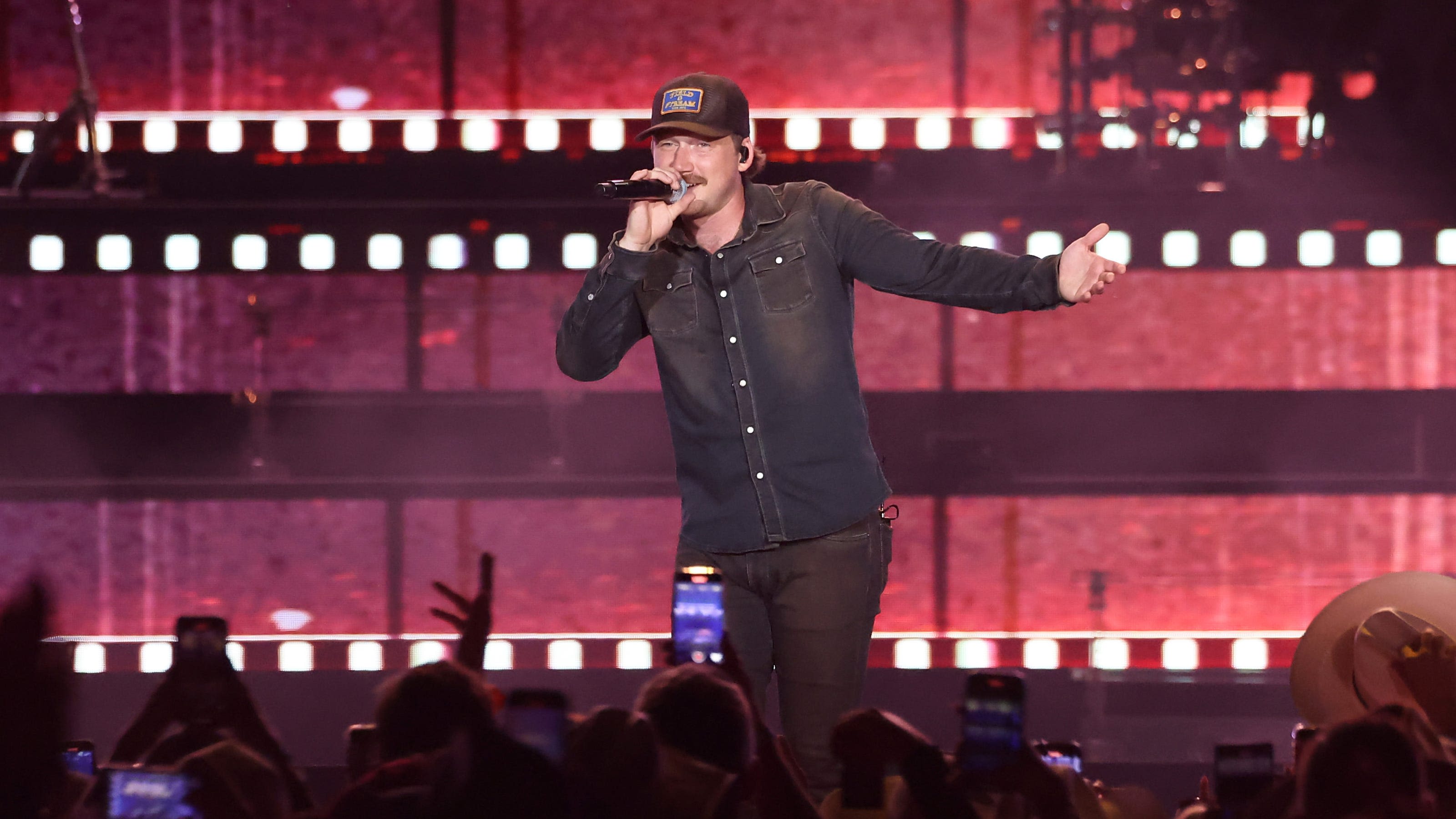 WATCH: Tom Brady, country star Morgan Wallen BOTH rocking Raiders gear at concert