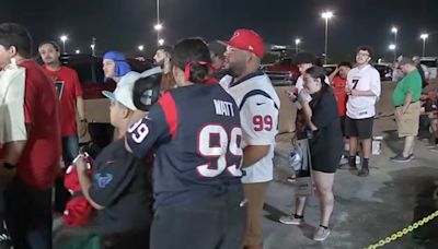 Texans fans, many arriving before sunrise, energize practice Tuesday