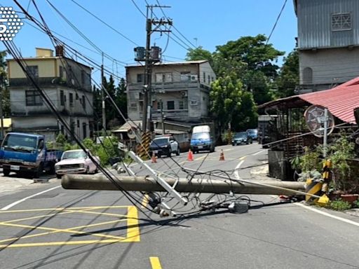 小貨車「碰」自撞！電杆整根倒下橫躺路中 台電急派員搶修