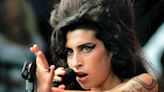 Quién era Amy Winehouse: la trágica historia de su vida y cómo el amor de dos hombres apagaron su voz