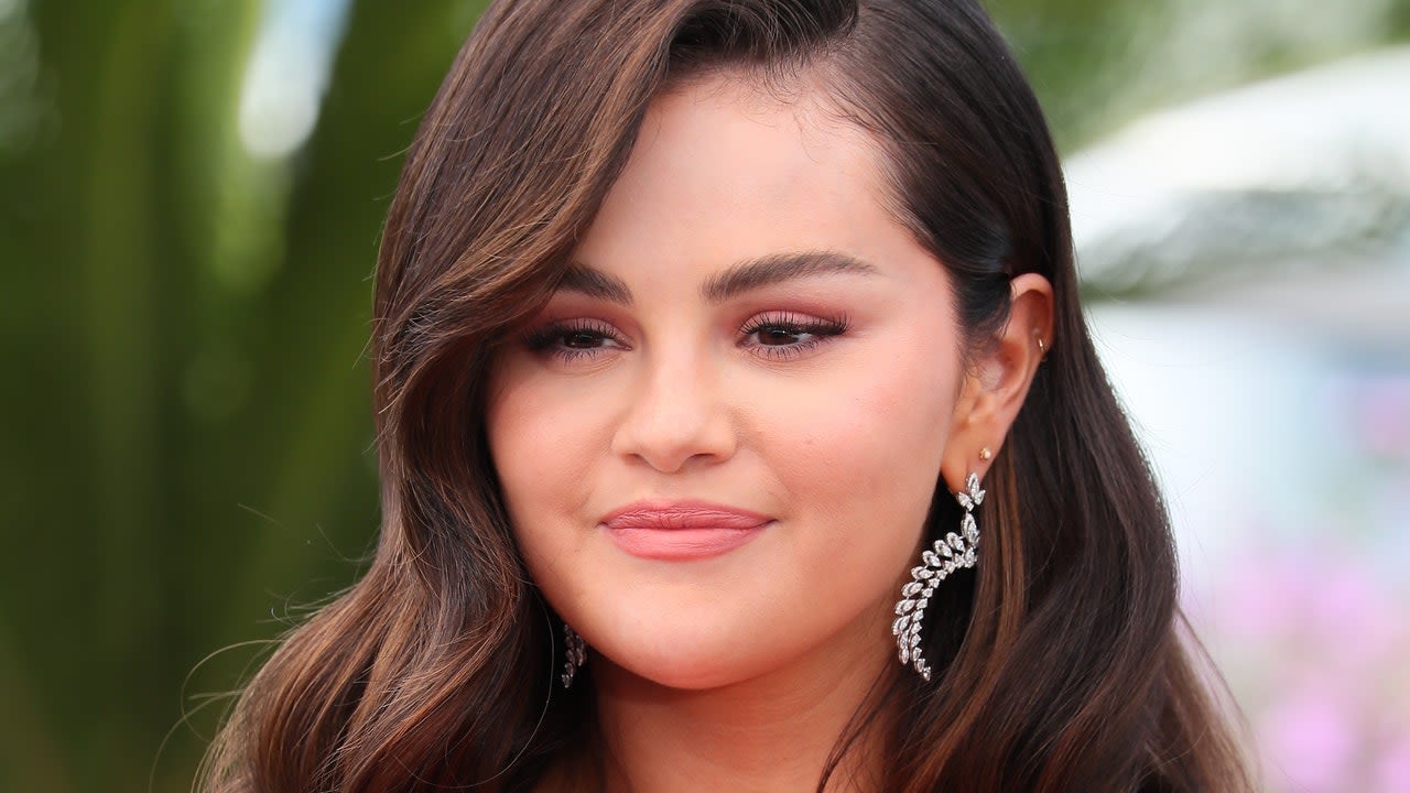 Selena Gomez’s New Manicure Is The Definition Of Girly