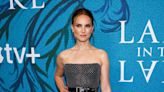 En mini-robe bustier, Natalie Portman mise sur la transparence à New York