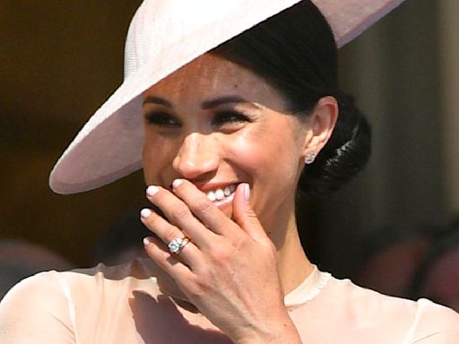 Acusan a Meghan Markle de agrandar el diamante de su anillo de compromiso