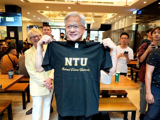 快訊/黃仁勳驚喜現身台大！遭學生包圍…還收到「NTU T恤」 網：想穿情侶裝