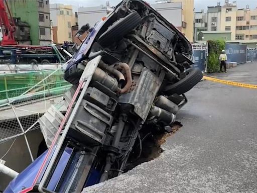 凱米重創！台中沙鹿工地塌陷釀天坑 水泥預拌車插進坑中畫面曝