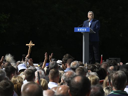 Orbán pide un pacto entre Meloni y Le Pen para el "renacimiento de la derecha en Europa"
