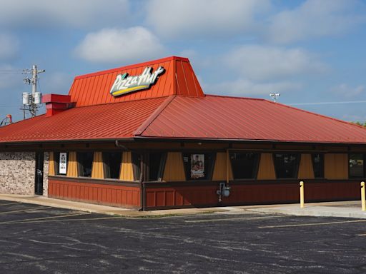 What It Was Really Like Eating At A Pizza Hut In The 1970s