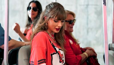 Fans Begging Taylor Swift to Make Wardrobe Change for Chiefs Game