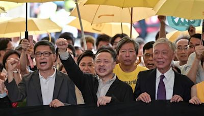 China cierra el cerco ideológico sobre Hong Kong: condenan a 14 activistas prodemocracia por subversión