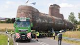 Alemania cierra pueblos y carreteras para transportar un antiguo submarino gigante: así es el U17