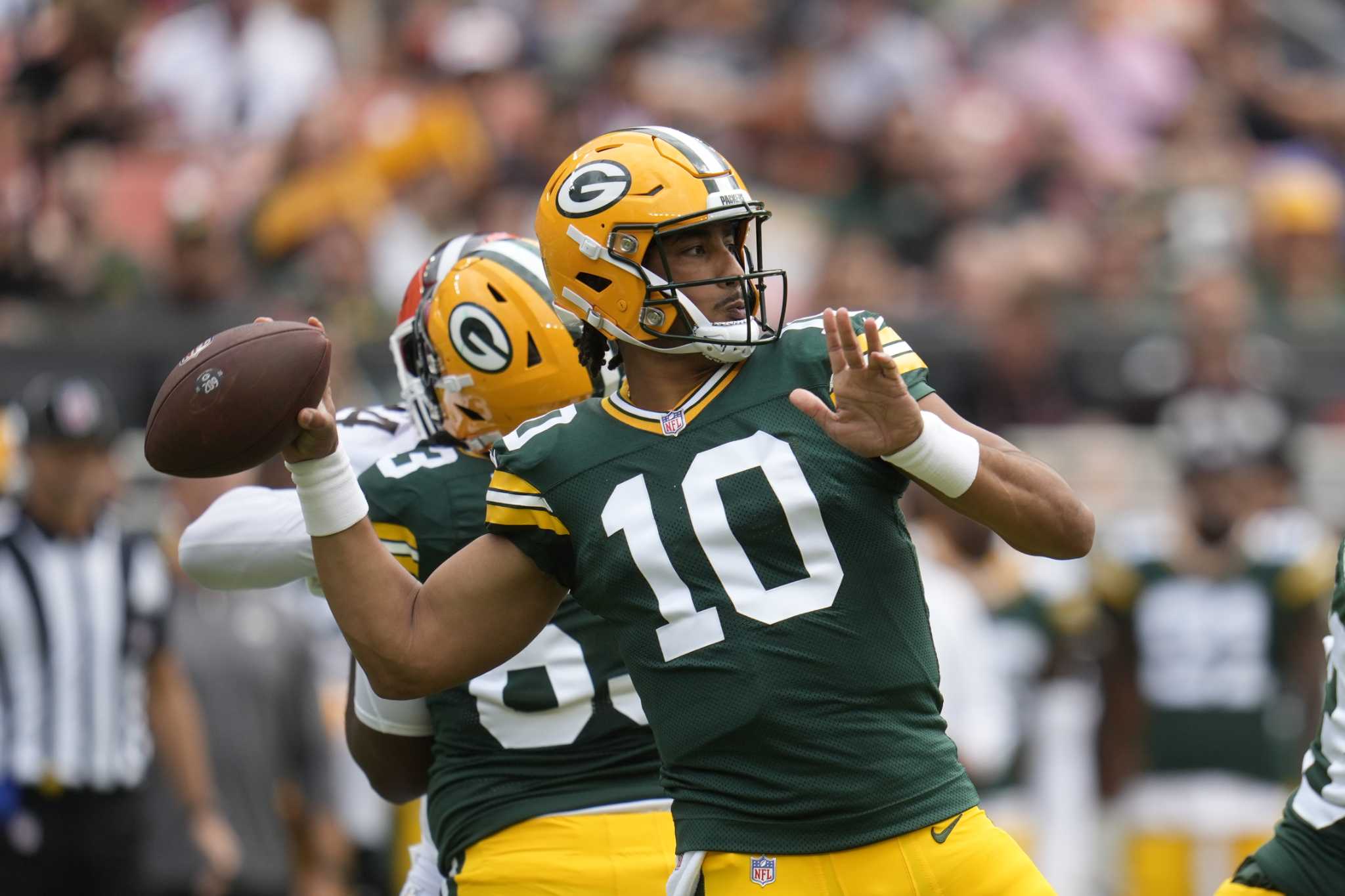 Jordan Love throws long TD pass on Green Bay's 3rd play, Packers down Browns 23-10