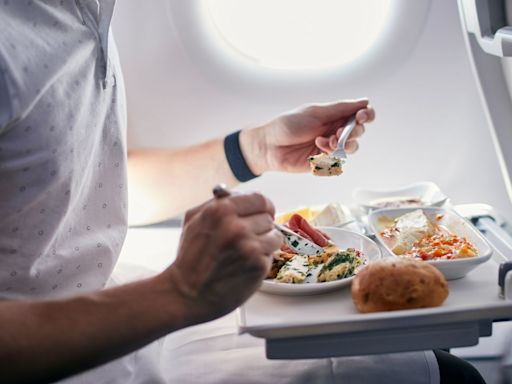 Flight attendant reveals why passengers should always bring their own food