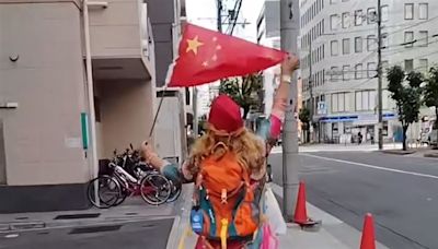 中國大媽「在日本街頭揮五星旗」 網友怒出征：宣揚日本更自由嗎？