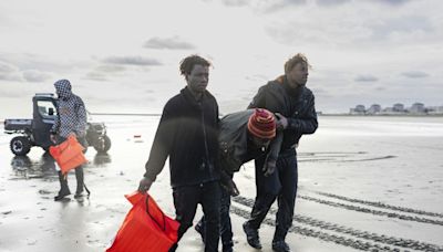 Entre lágrimas y rabia, migrantes intentan cruzar a Reino Unido desde una playa francesa