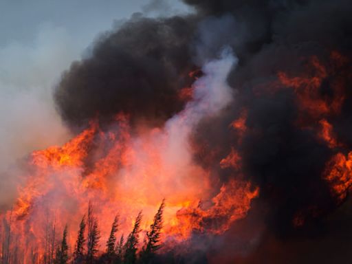 Wildfires Encircle Canada’s Oil-Sands City Amid Hot Weather