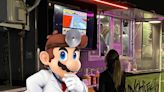 Un local de comida callejera te permite jugar Mario Kart mientras esperas; usuarios están preocupados por la higiene