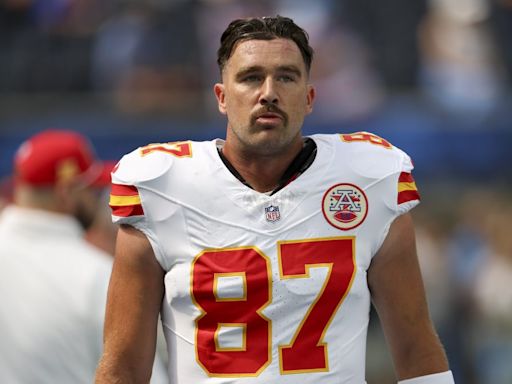 Travis Kelce logra un récord de Kansas City Chiefs y mantienen el invicto - La Opinión