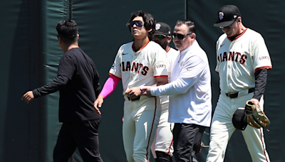 Jung Hoo Lee leaves with left shoulder strain from crashing into fence after Giants put Michael Conforto on IL