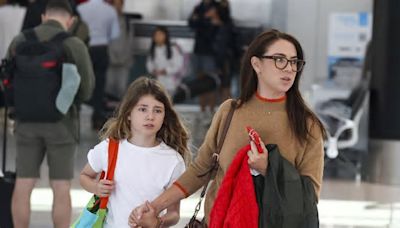 Former Home and Away star spotted with lookalike daughter at Sydney Airport