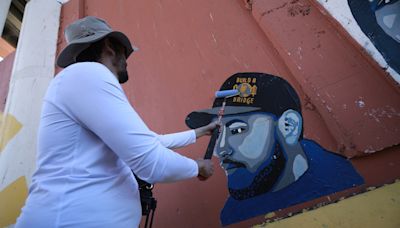 Una artista mexicoestadounidense denuncia las deportaciones con un mural en la frontera