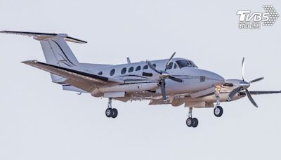 有片／澳飛機「起落架故障」高空盤旋4小時 機腹著地驚險迫降