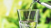 Grávidas devem evitar água com flúor? Especialistas explicam