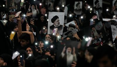 El líder supremo iraní preside un funeral por el presidente y otros muertos en choque de helicóptero