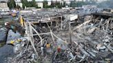 Decenas de personas siguen bajo escombros de un mall en Ucrania atacado por misil ruso