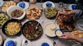 Los egipcios reparten la tradicional limosna de Ramadán entre la pobreza local y Gaza