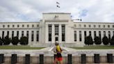 Fed deve manter juros e projetar menos cortes em 2024 Por Reuters