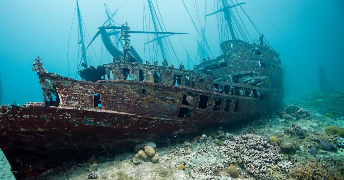 Treasure Hunters Make Astonishing Discovery in 300-Year-Old Shipwreck