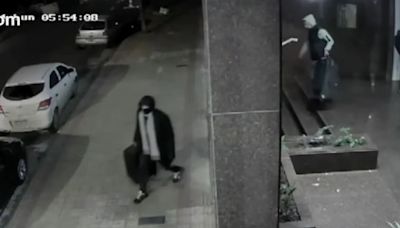 Video: conoció a una viuda negra por Tinder, le pagó el remís de Caballito a La Plata y lo drogó para desvalijarlo