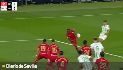 Los polémicos penaltis del derbi Betis-Sevilla: de la mano de Lukebakio a la rectificación del VAR en la jugada de Badé con Isco