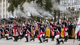 65 fotos del primer cambio de guardia conjunto de los regimientos Granaderos, Patricios e Iriarte en Plaza de Mayo