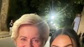 Von der Leyen luce el pañuelo de una guía de la Alhambra en la cumbre de la UE