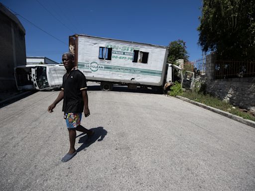 Vecinos bloquean calles en Puerto Príncipe para protegerse y evitar la entrada de bandas