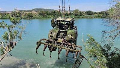 Los bomberos 'pescan' un tractor de 16 toneladas en el río Ebro en Tudela