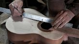 El 'boom' turístico del centro de Bogotá no amedrenta al último luthier de Las Mandolinas